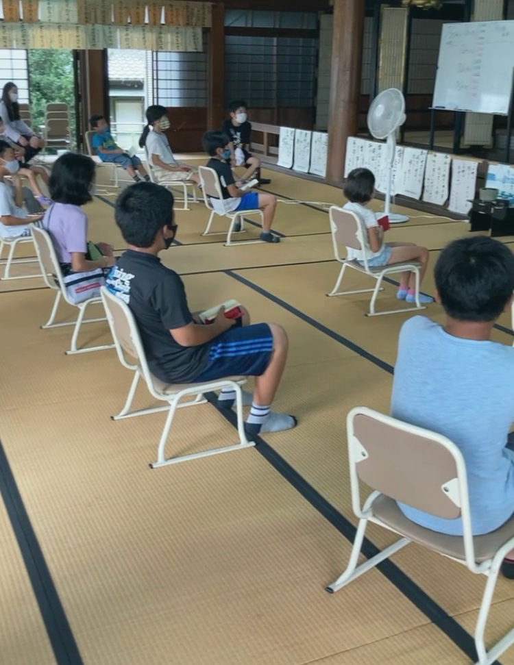 夏休みお経体験の様子